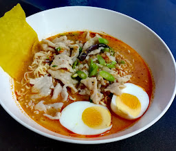ก๋วยเตี๋ยวไข่ต้มยำสะใจ photo