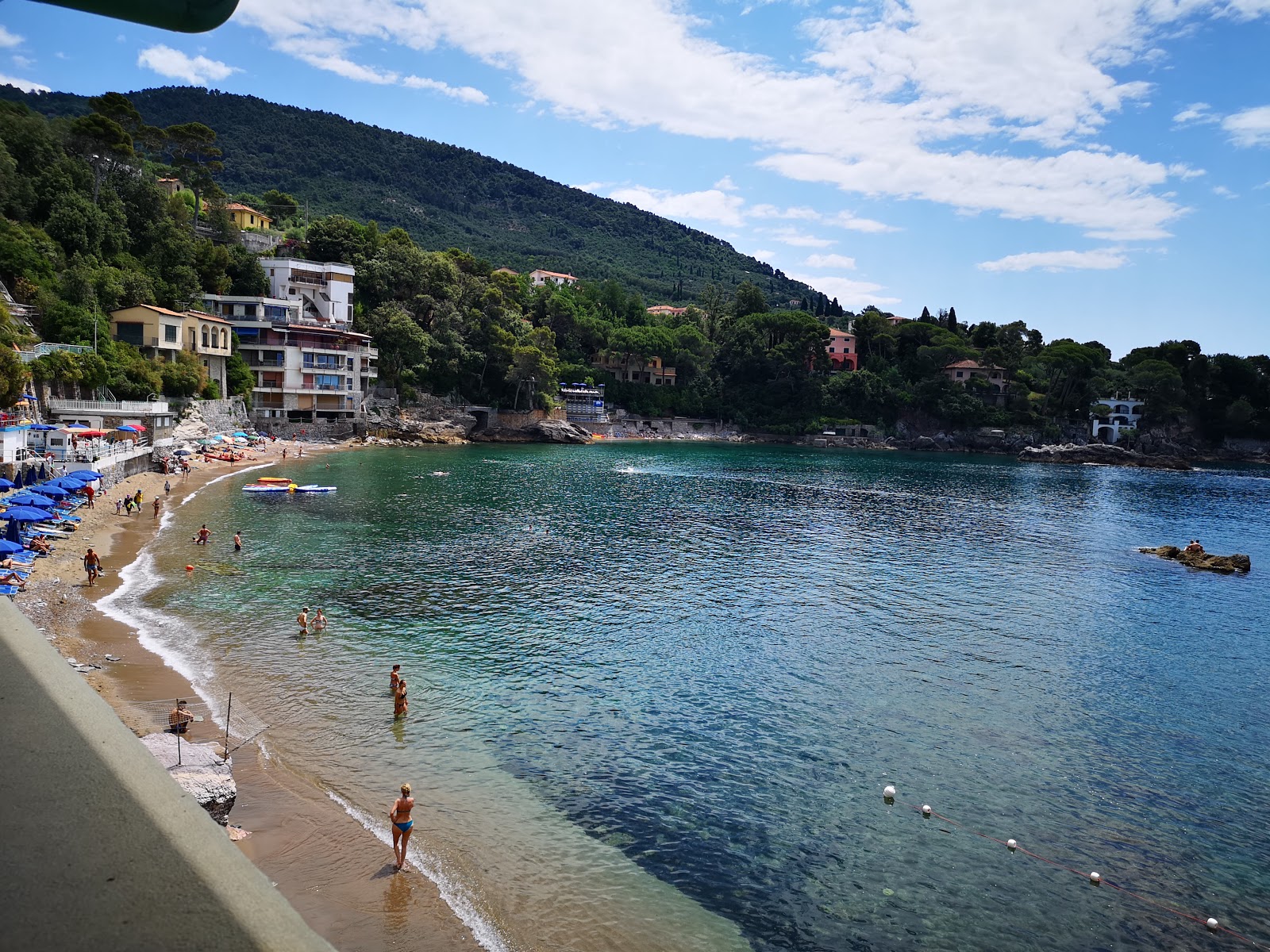 Photo de Spiaggia Fiascherino entouré de montagnes