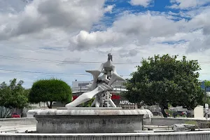 Rotonda Monumento al Mar - Fuente Luminosa image