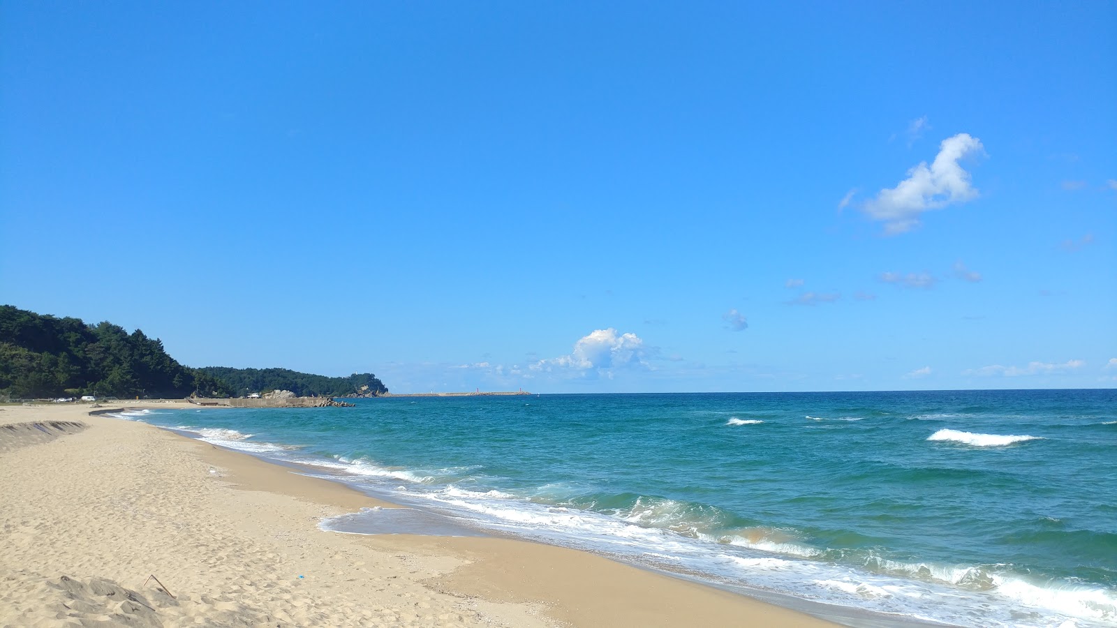 Dongho Beach的照片 带有明亮的沙子表面