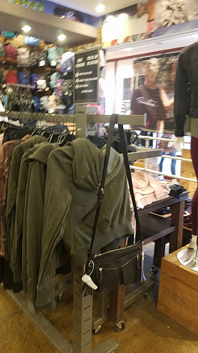 Clothing Store «Tillys», reviews and photos, 5415 Touhy Ave, Skokie, IL 60077, USA