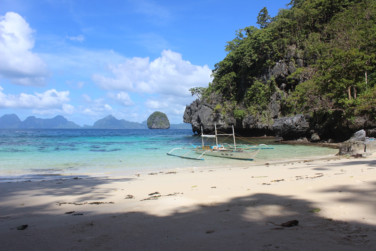 Foto di Cove El Nido Beach con una superficie del sabbia beige