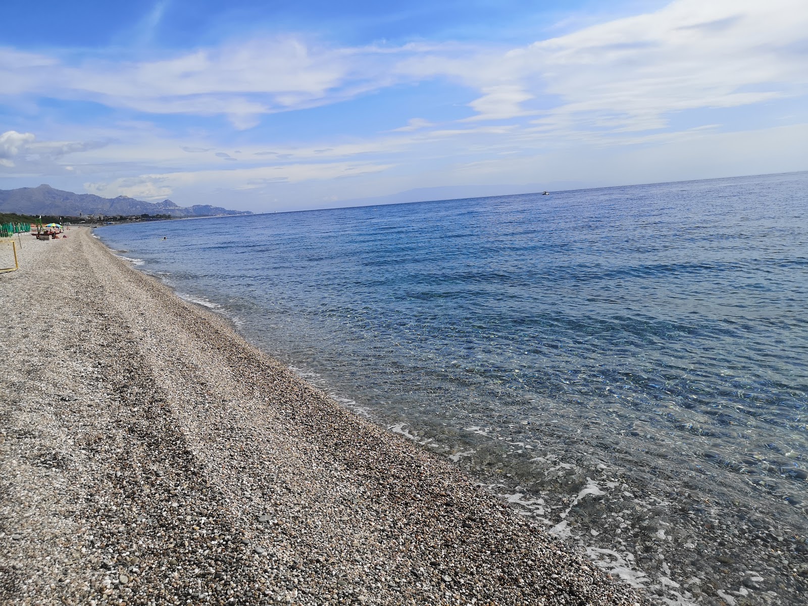 Fotografija Spiaggia di Sant'Anna z sivi fini kamenček površino