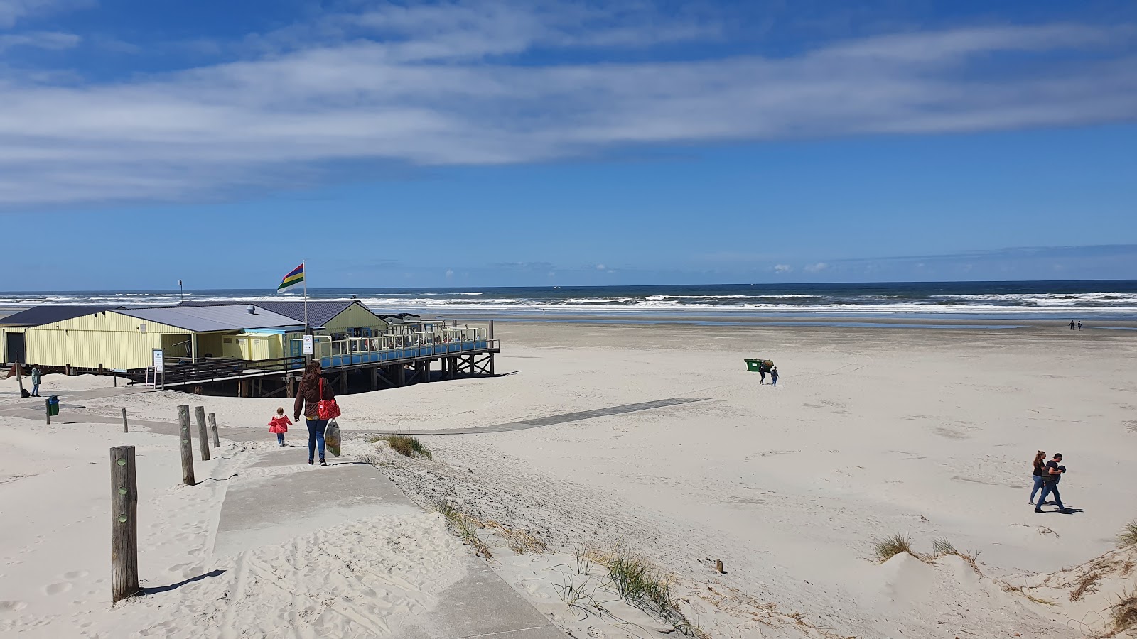 Foto van Oosterend Strand met helder zand oppervlakte