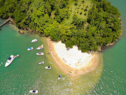 Foto de Praia da Ilha do Ventura rodeado por montanhas