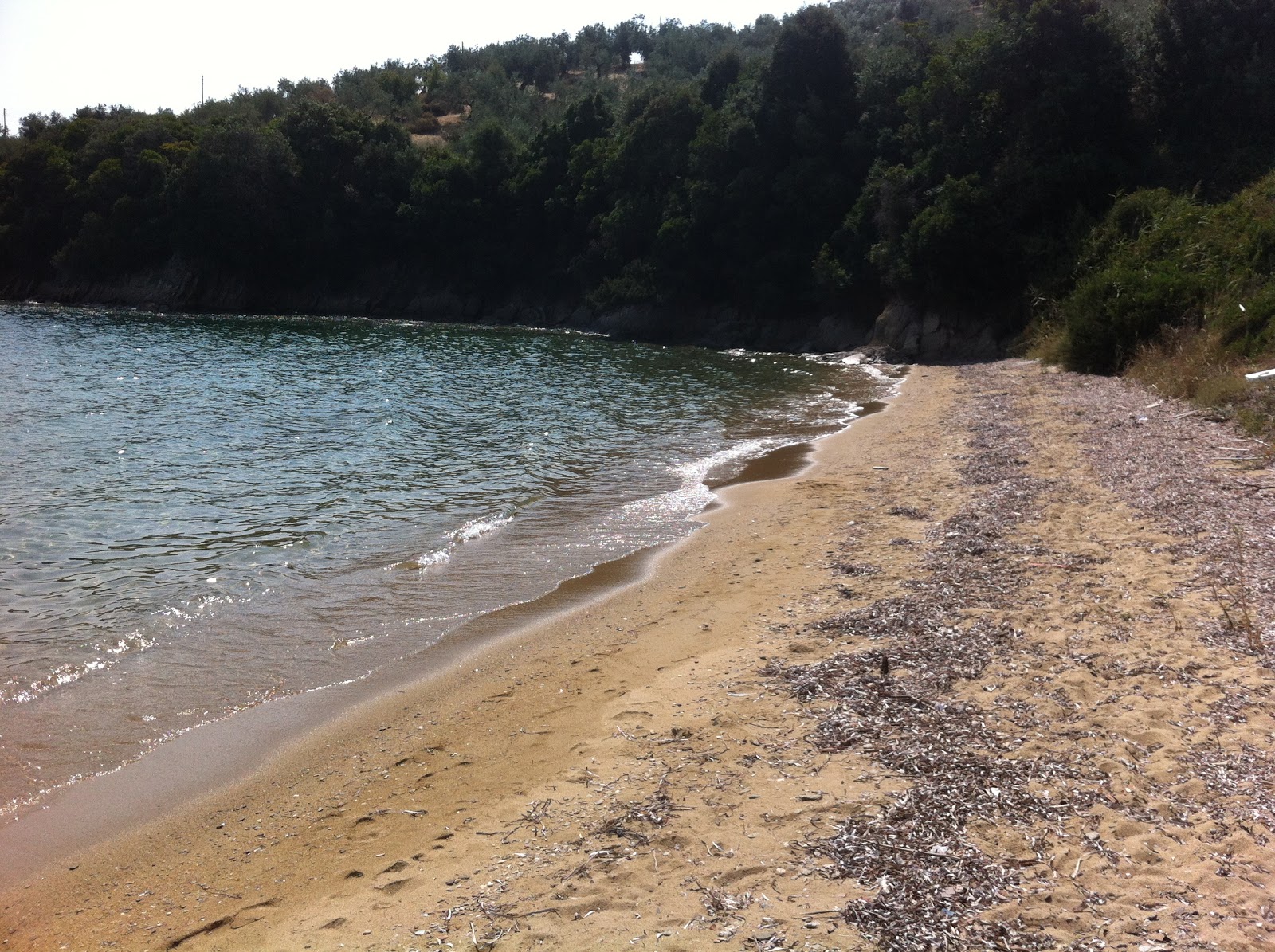 Foto de Karavotsaki beach com areia brilhante superfície