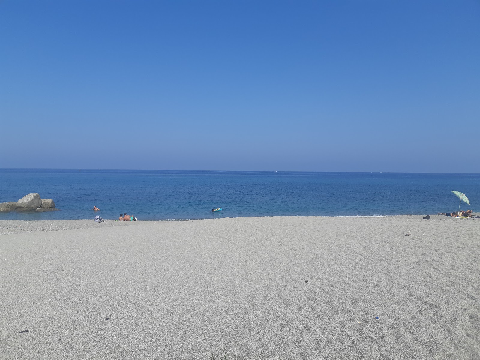Photo of Rometta Marea beach and the settlement