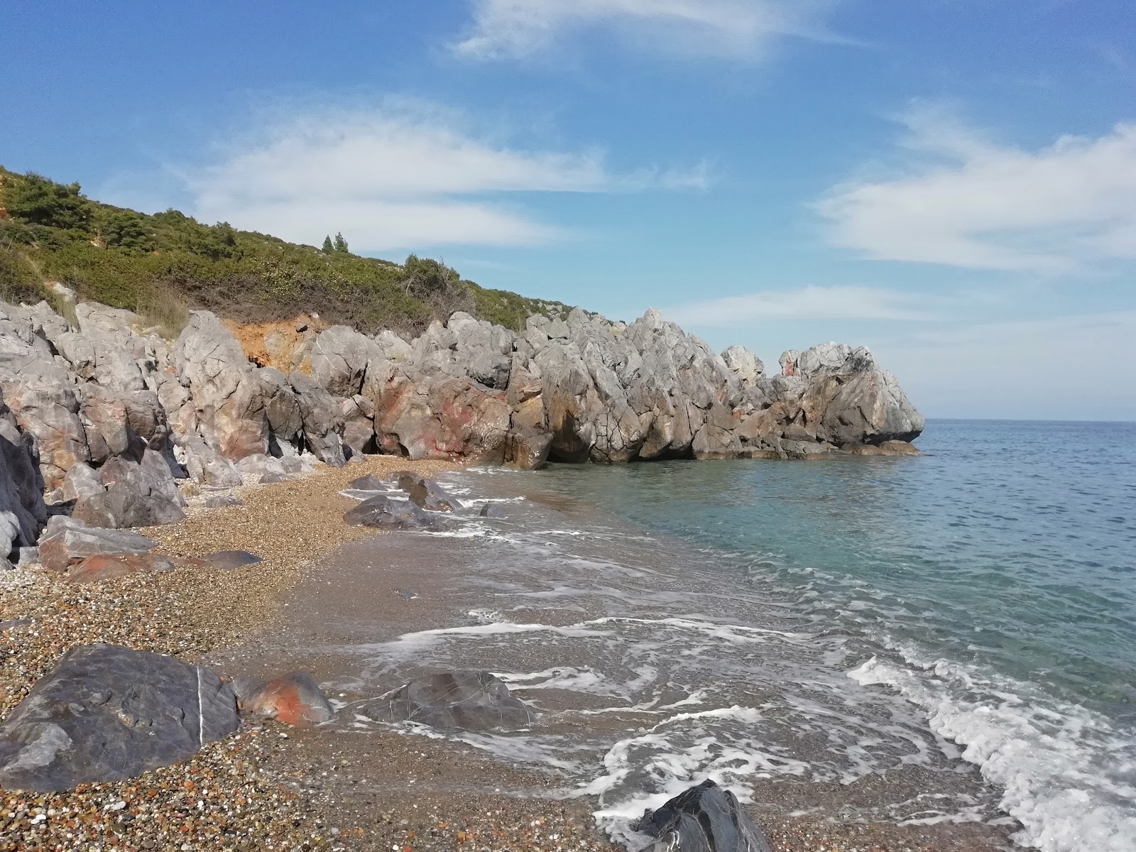 Foto de Pepples beach rodeado de montañas