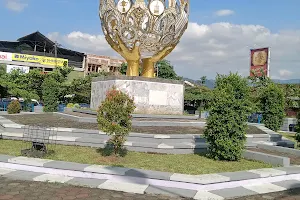 Taman Endog Monument image