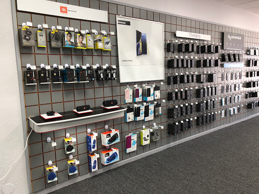 Cell Phone Store «GoWireless Verizon Authorized Retailer», reviews and photos, 23801 US-27, Lake Wales, FL 33859, USA