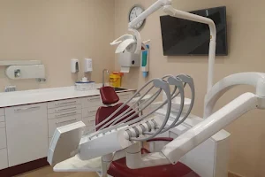 Gabinet d'Implantologia i Estètica Dental image