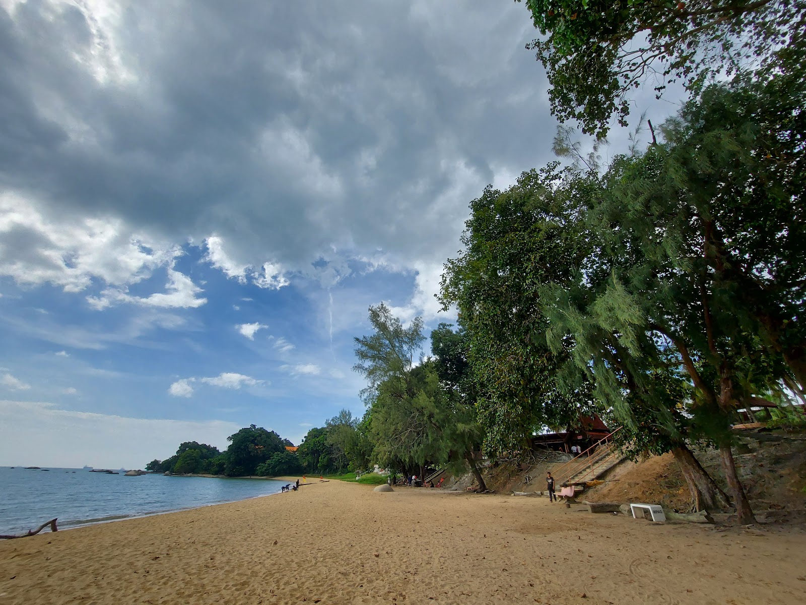 Valokuva Tanjung Bidara Beachista. pinnalla kirkas hiekka:n kanssa