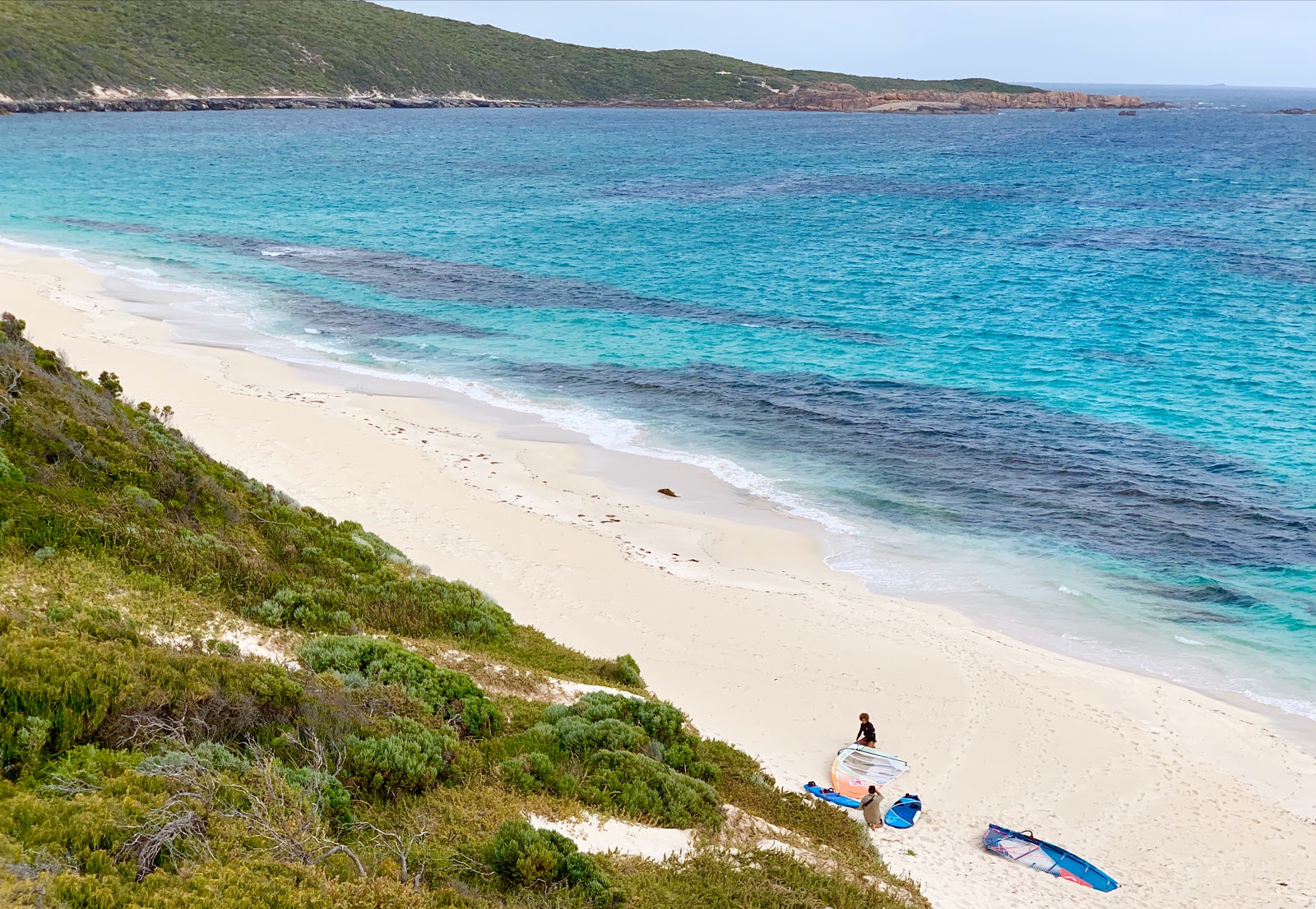 Φωτογραφία του Cosy Corner Beach περιτριγυρισμένο από βουνά