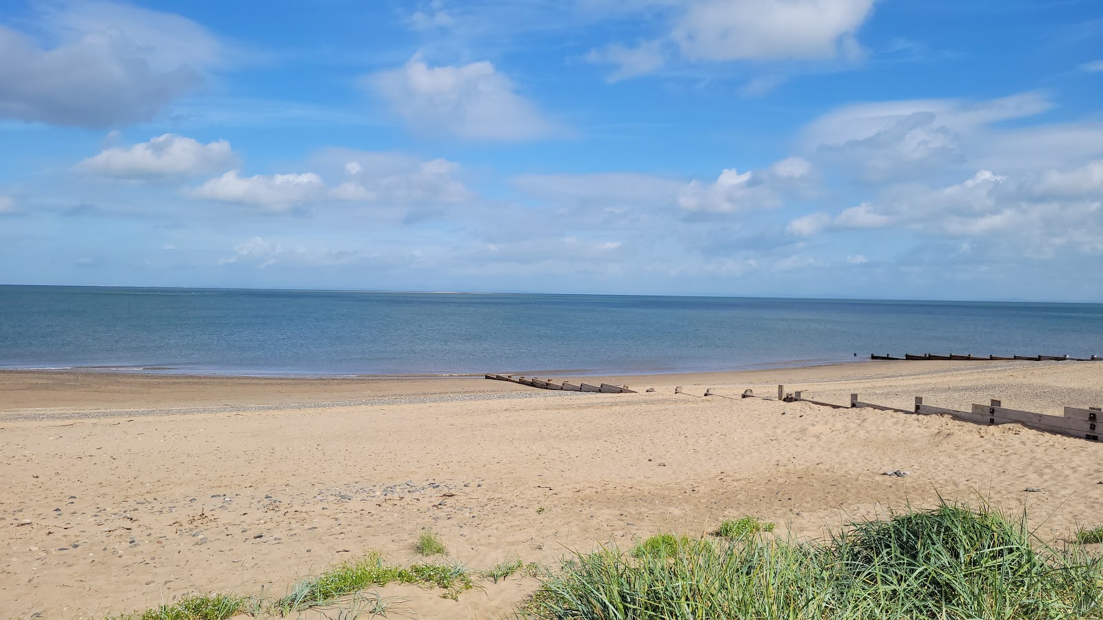 Fotografija Fleetwood plaža z harmaa hiekka ja kivi površino