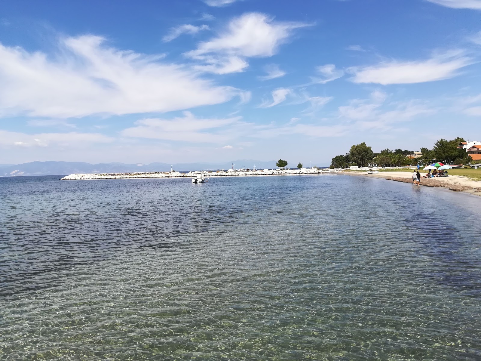 Foto av Skala Rachoniou beach omgiven av klippor