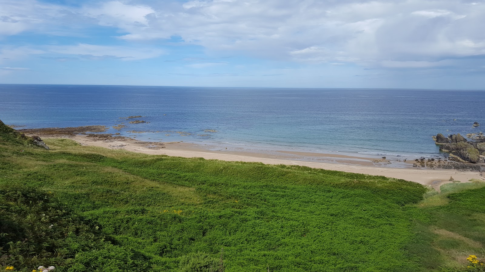 Foto van Sunnyside Beach ondersteund door kliffen