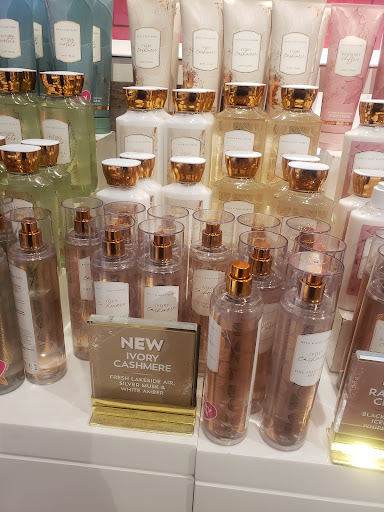 Beauty Supply Store «Bath & Body Works», reviews and photos, 275 Pavilion Pkwy, Fayetteville, GA 30214, USA