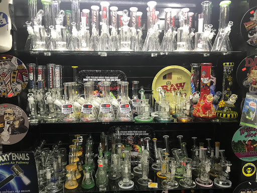 Tobacco Shop «The Hub Smoke Shop & Gifts», reviews and photos, 6410 N Oak Trafficway, Kansas City, MO 64118, USA