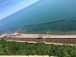 Photo de Vesna beach protégé par des falaises