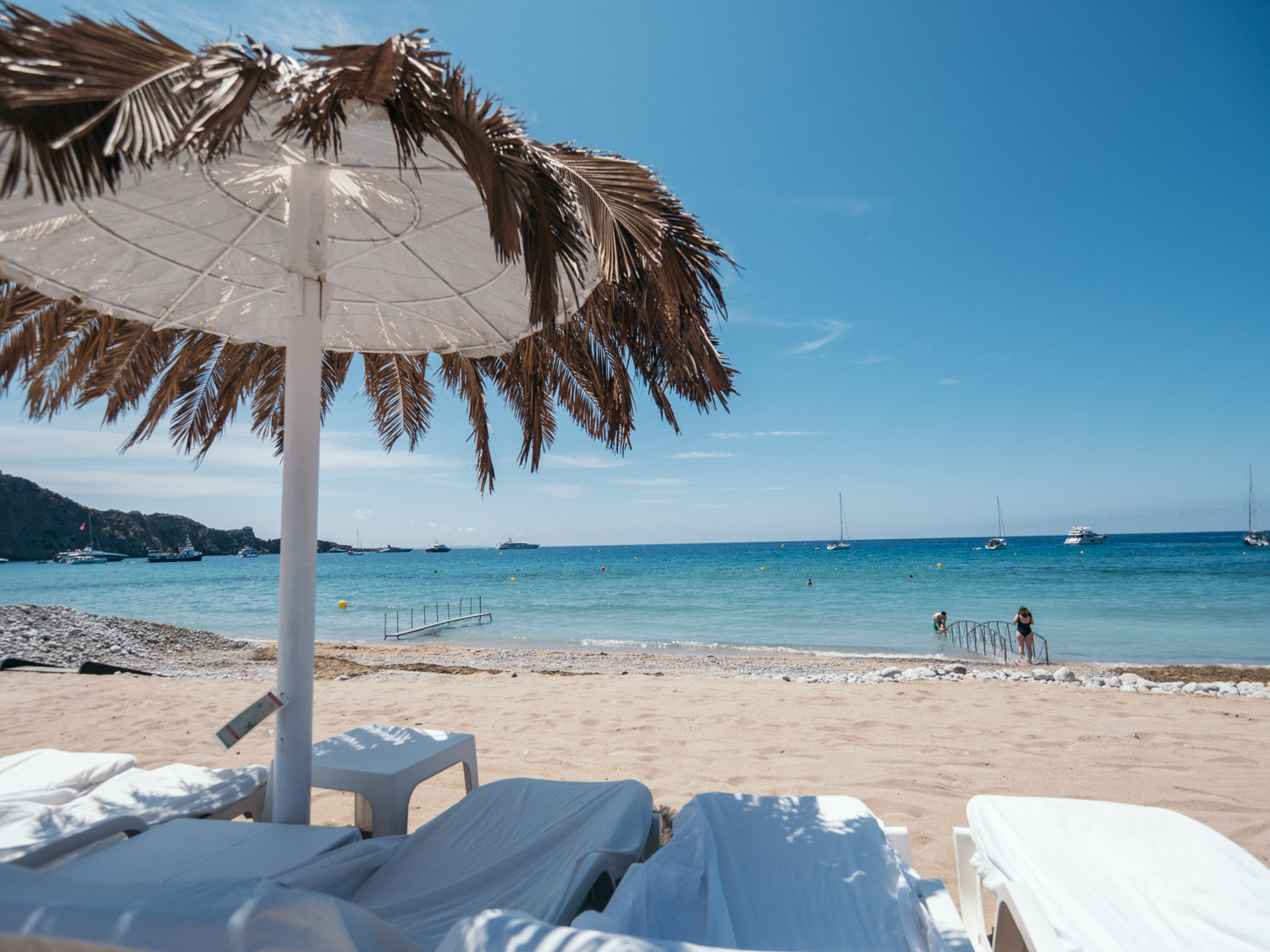 Foto de Platja des Jordal rodeado de montañas