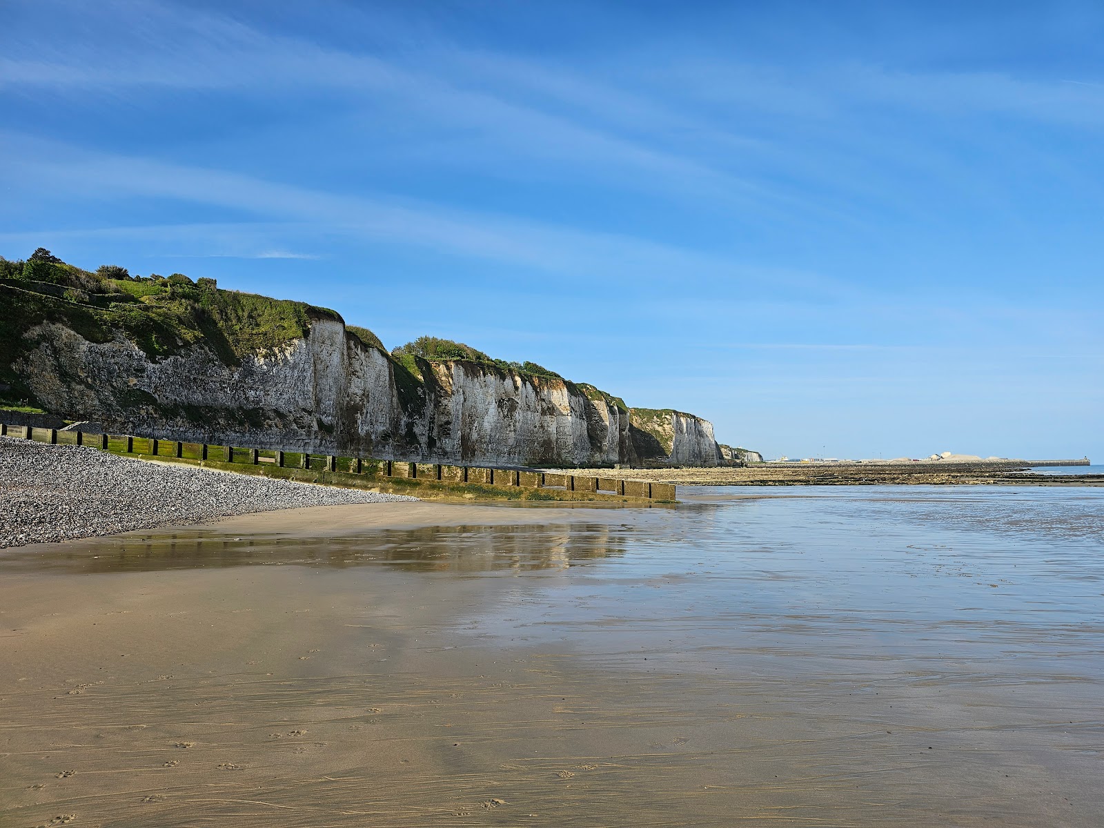 Photo de Puys Beach entouré de montagnes