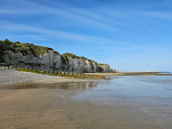 Photo de Puys Beach entouré de montagnes