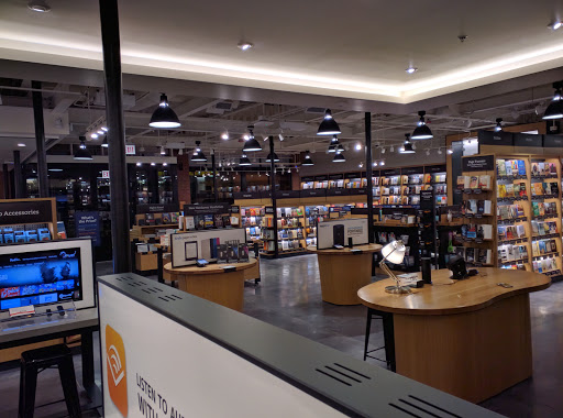 Book Store Â«Amazon BooksÂ», reviews and photos, 3441 N Southport Ave