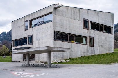 Oberstufenschulhaus (Architekt: Valerio Olgiati, Raphael Zuber)