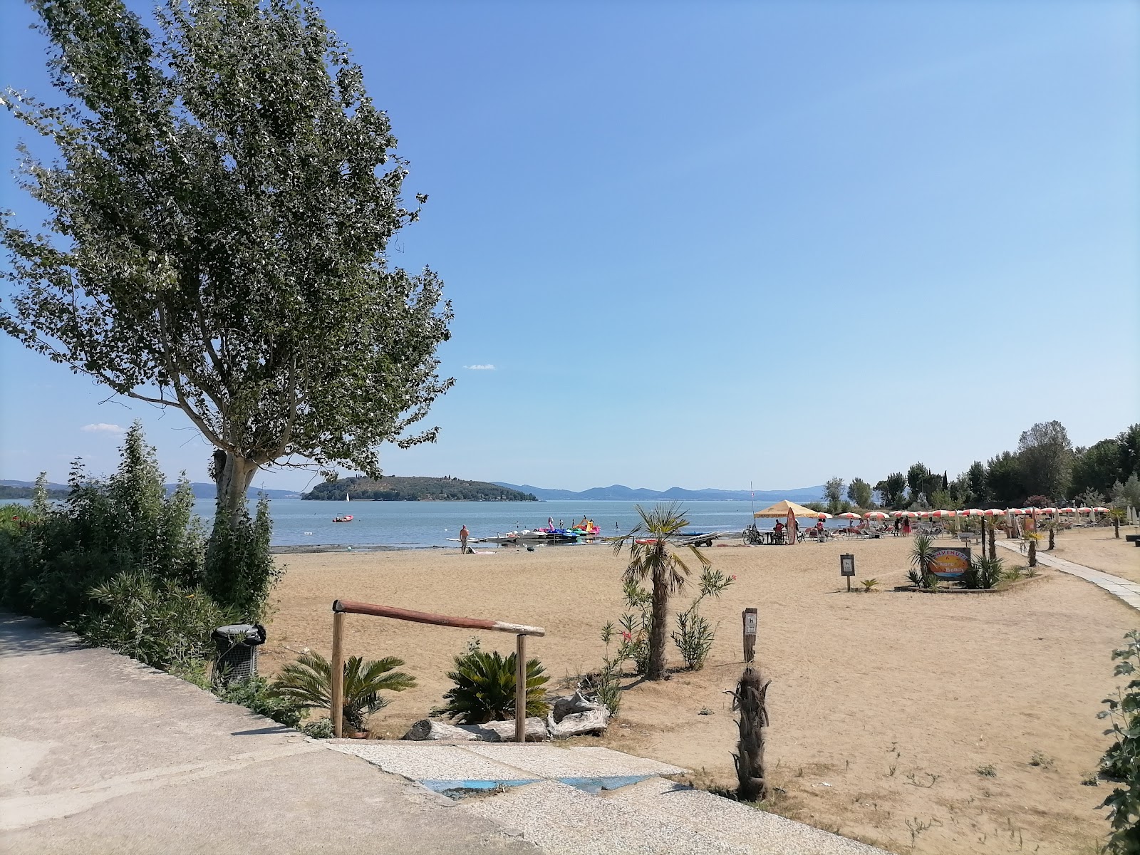 Foto di Tuoro Beach con una superficie del acqua turchese