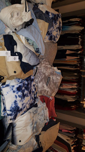 Clothing Store «Hollister Co. Outlet», reviews and photos, 651 Kapkowski Rd, Elizabeth, NJ 07201, USA