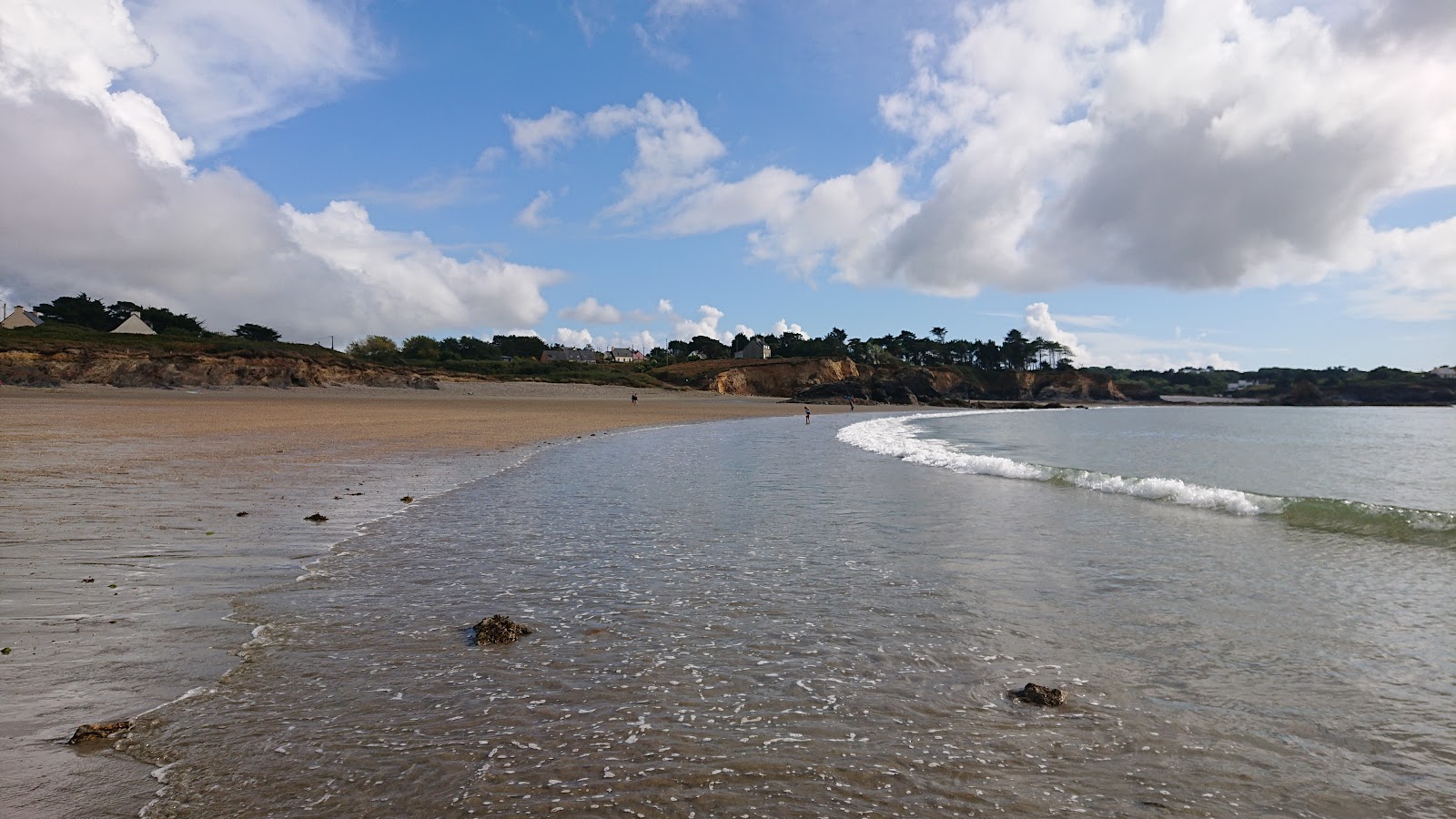 Foto di Plage de Trez Rouz con una superficie del sabbia beige e rocce