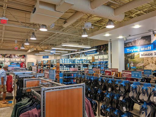 Sportswear Store «Columbia Sportswear Outlet Store at Tanger Outlets Hilton Head», reviews and photos, 1414 Fording Island Rd F200, Bluffton, SC 29910, USA