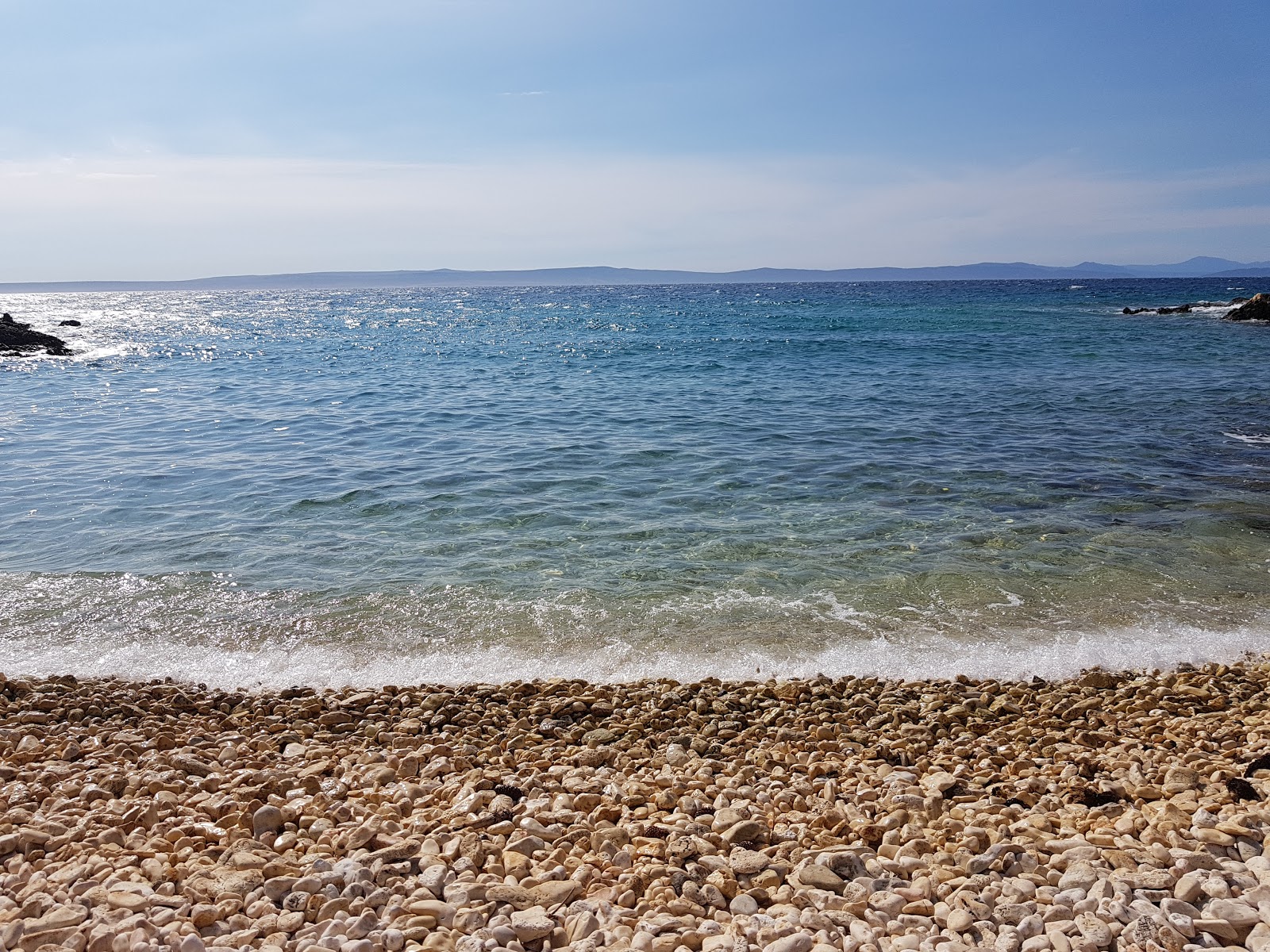 Foto di Kalifront beach con una superficie del ciottolo leggero