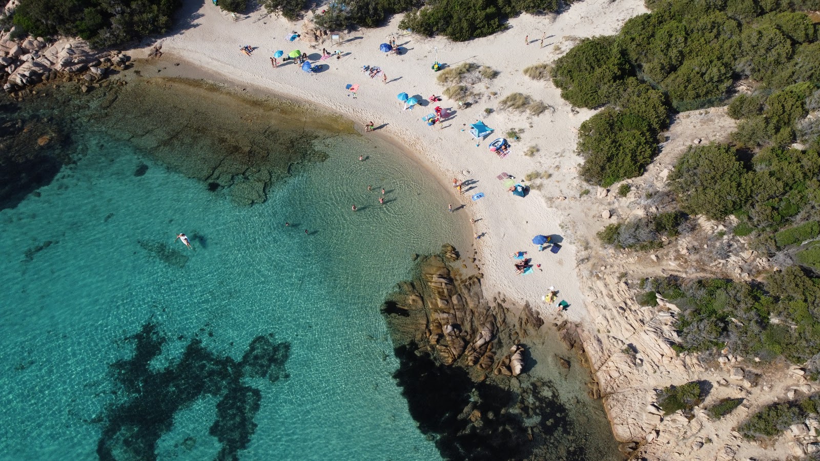 Foto di Spiaggia di Capriccioli (ovest) con una superficie del sabbia beige