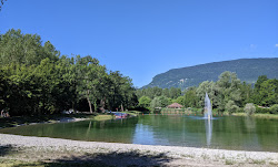 Plage du Plan d'eau de Serrieres-en-Chautagne'in fotoğrafı ve yerleşim