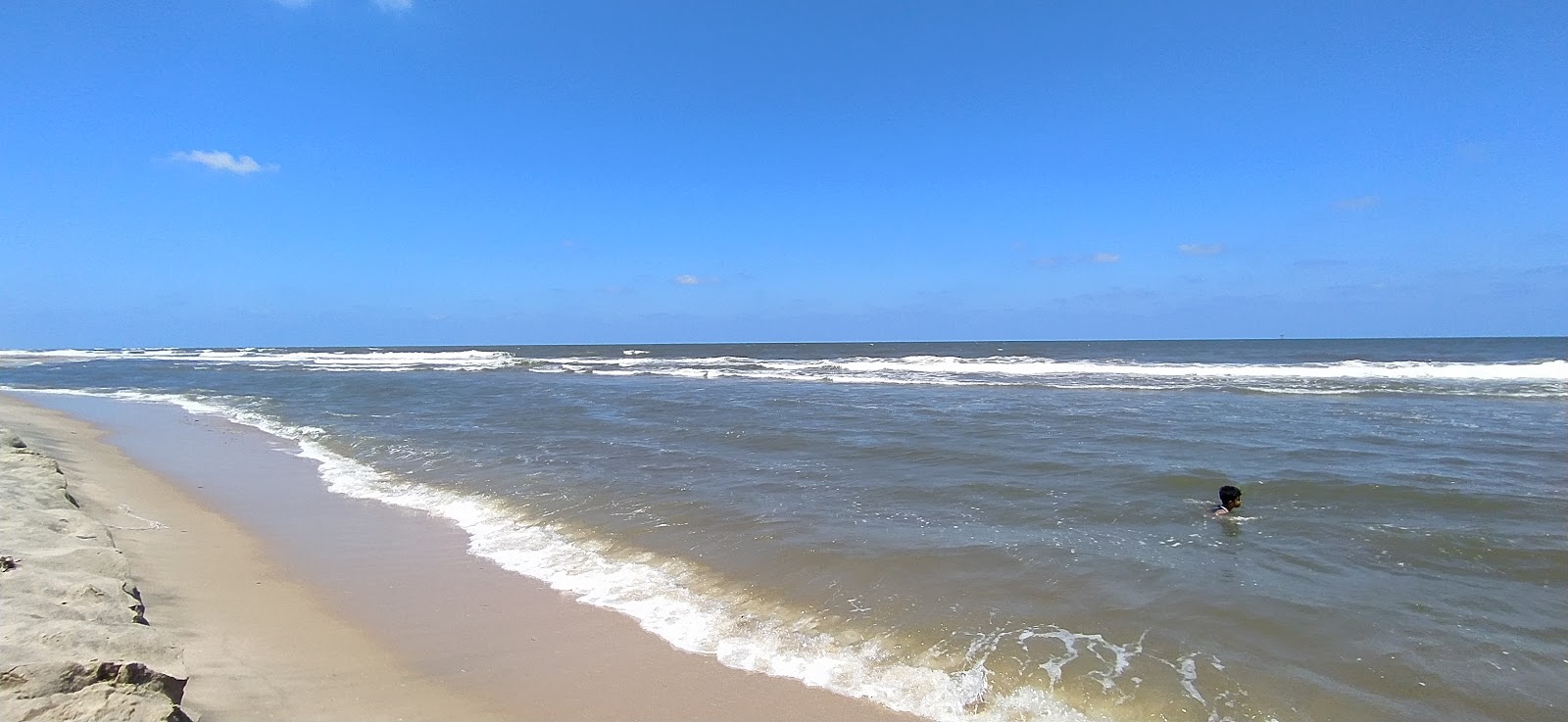 Kafr El-Sheikh Beach的照片 带有碧绿色纯水表面