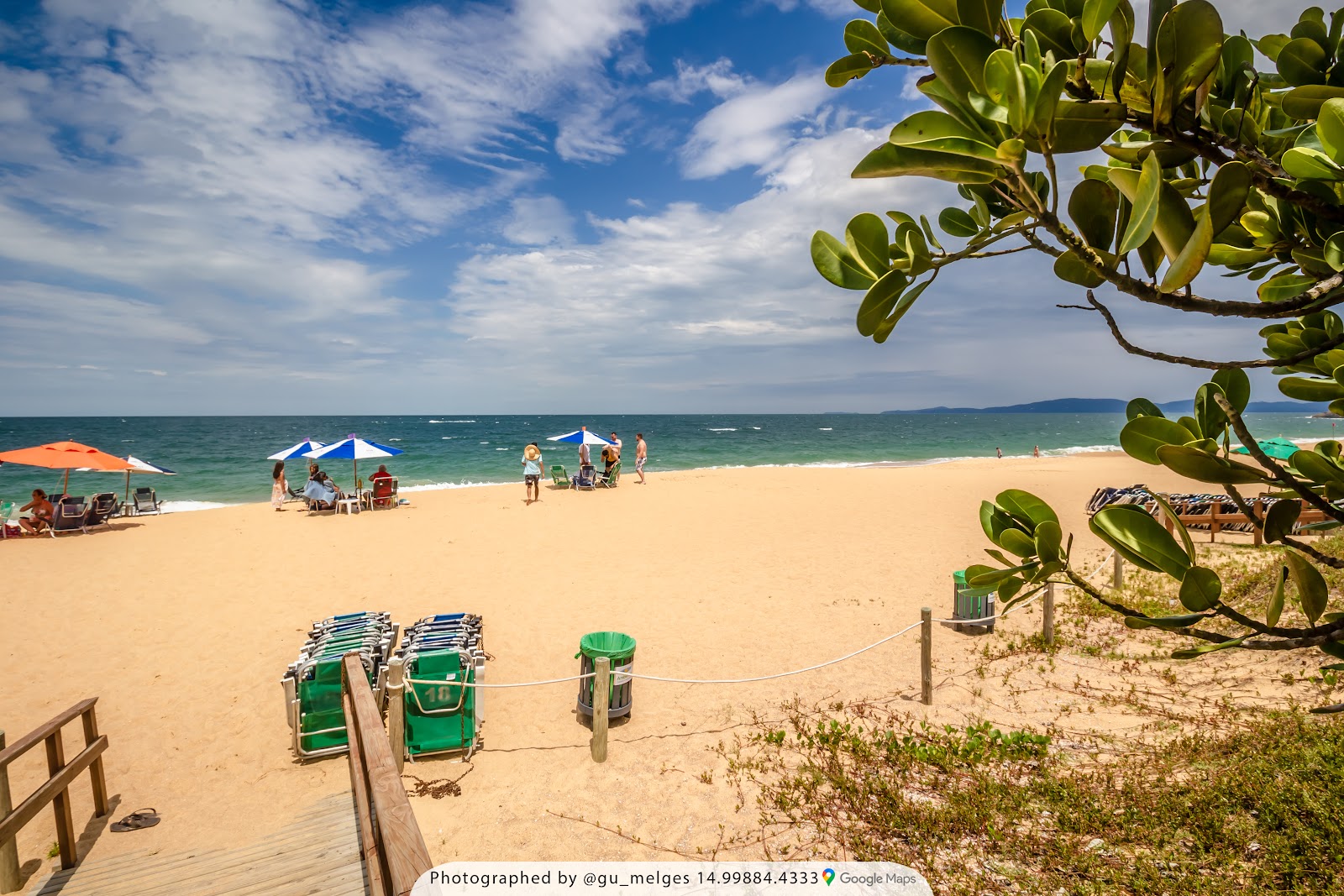 Foto van Praia do Estaleiro met turquoise puur water oppervlakte