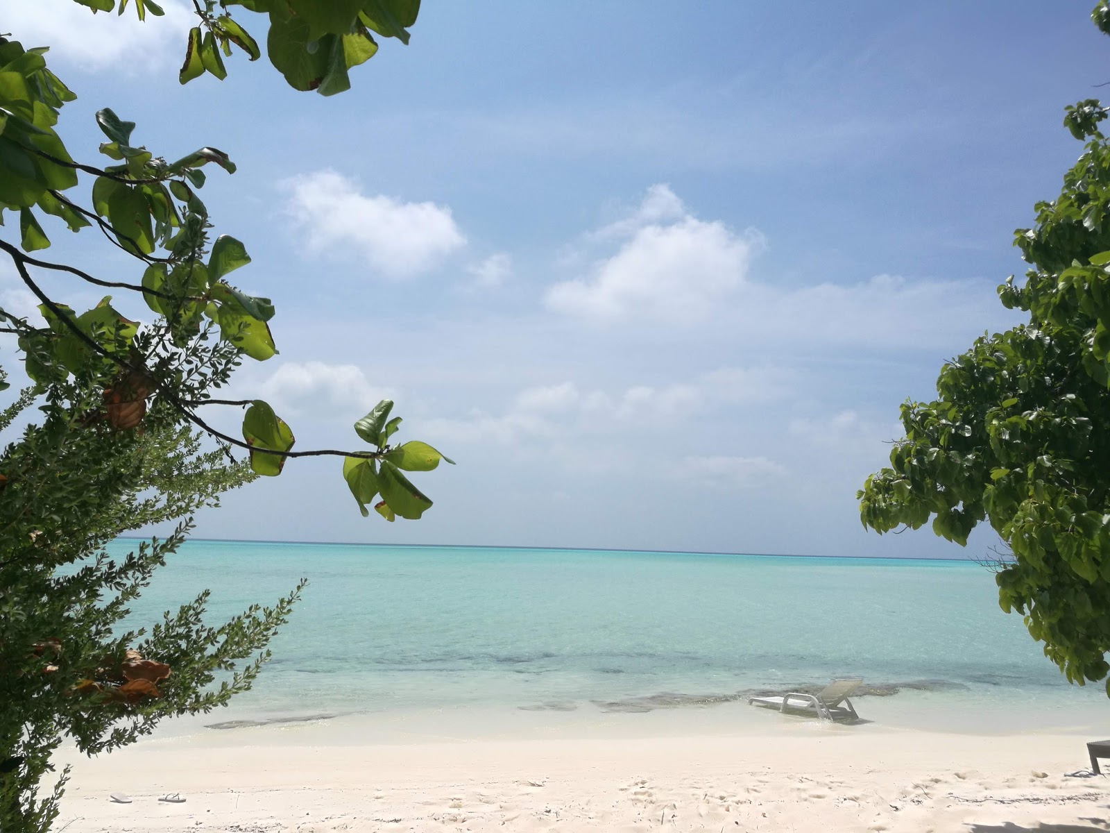 Foto van Fehendhoo Beach met turquoise puur water oppervlakte