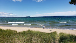 Foto von Sandy Public Beach mit geräumige küstenlinie
