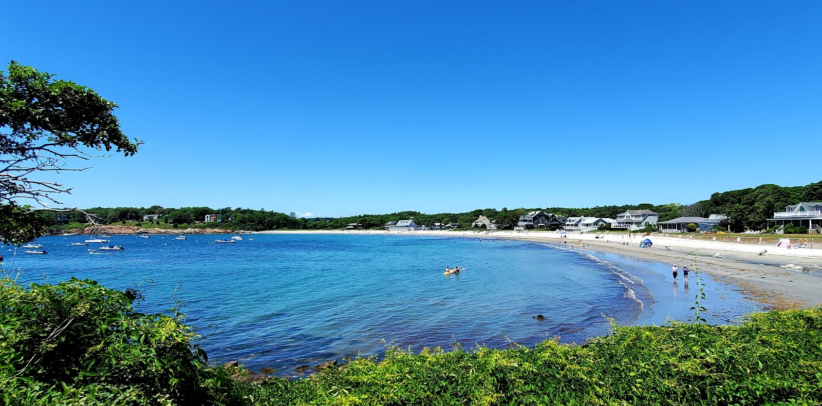 Foto de Gray beach com areia bege e seixos superfície