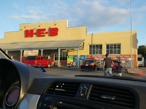 Grocery Store «H-E-B Grocery», reviews and photos, 5000 32nd St, Groves, TX 77619, USA
