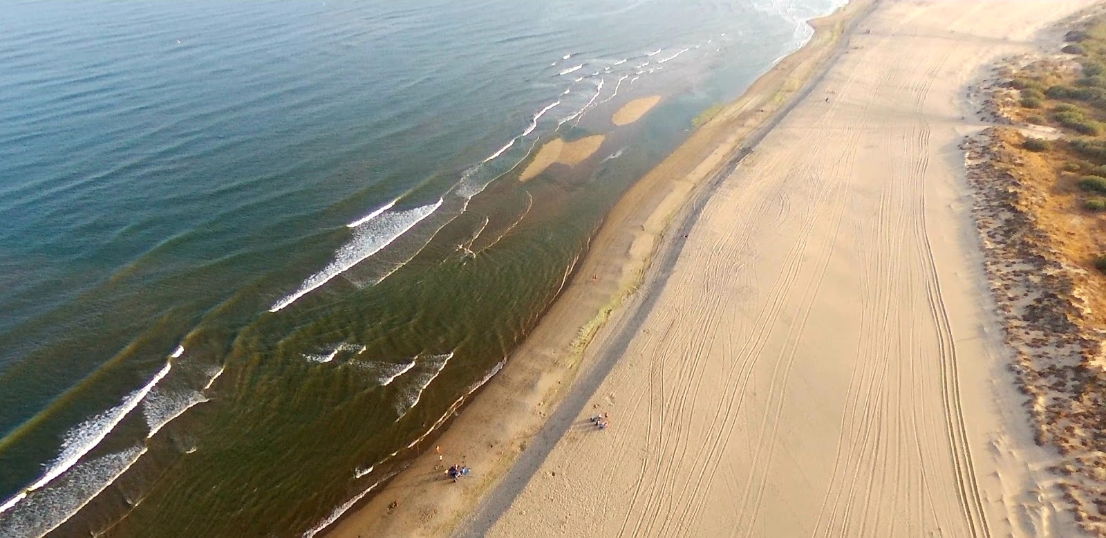 Photo de Playa de los Haraganes avec sable lumineux de surface