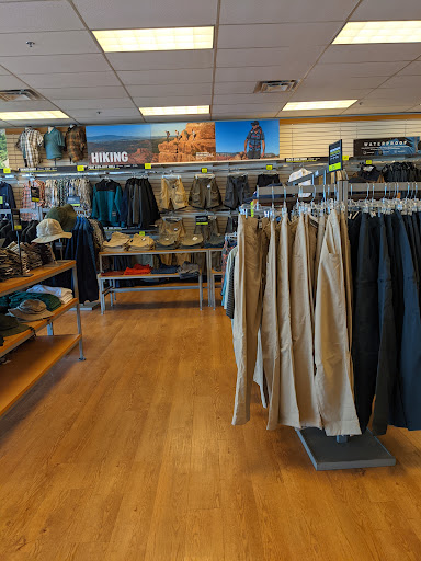 Clothing Store «Eddie Bauer Outlet», reviews and photos, 8130 Factory Shops Blvd, Jeffersonville, OH 43128, USA