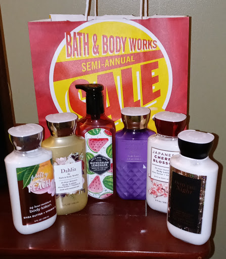Beauty Supply Store «Bath & Body Works», reviews and photos, 8403 N Michigan Rd, Indianapolis, IN 46268, USA