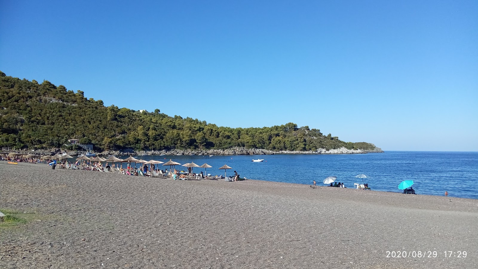 Foto di Agios Anna beach con una superficie del acqua verde chiaro