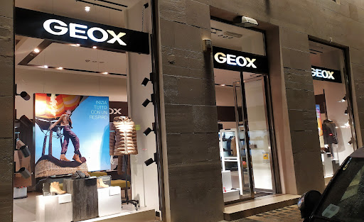 Geox - La famosa scarpa che respira al centro di Roma, Via Solferino, 13