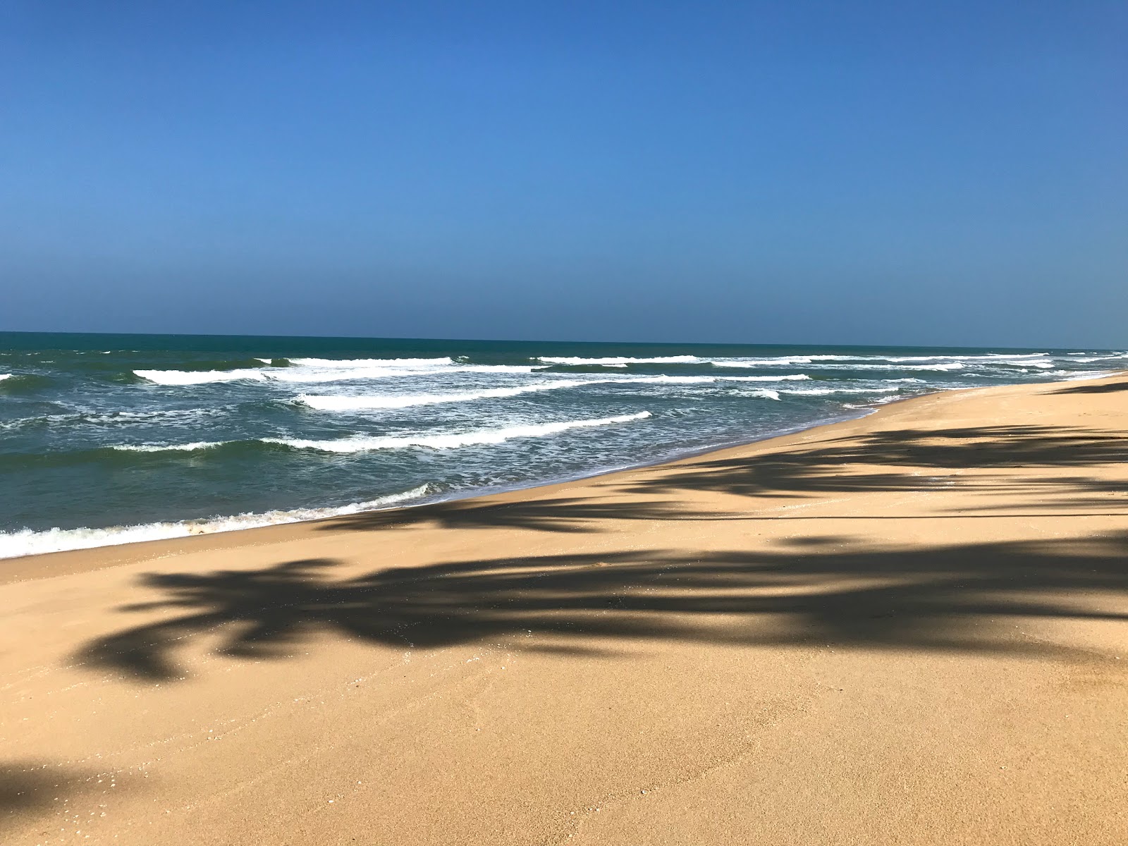 Pasir Putih Beach的照片 带有明亮的沙子表面