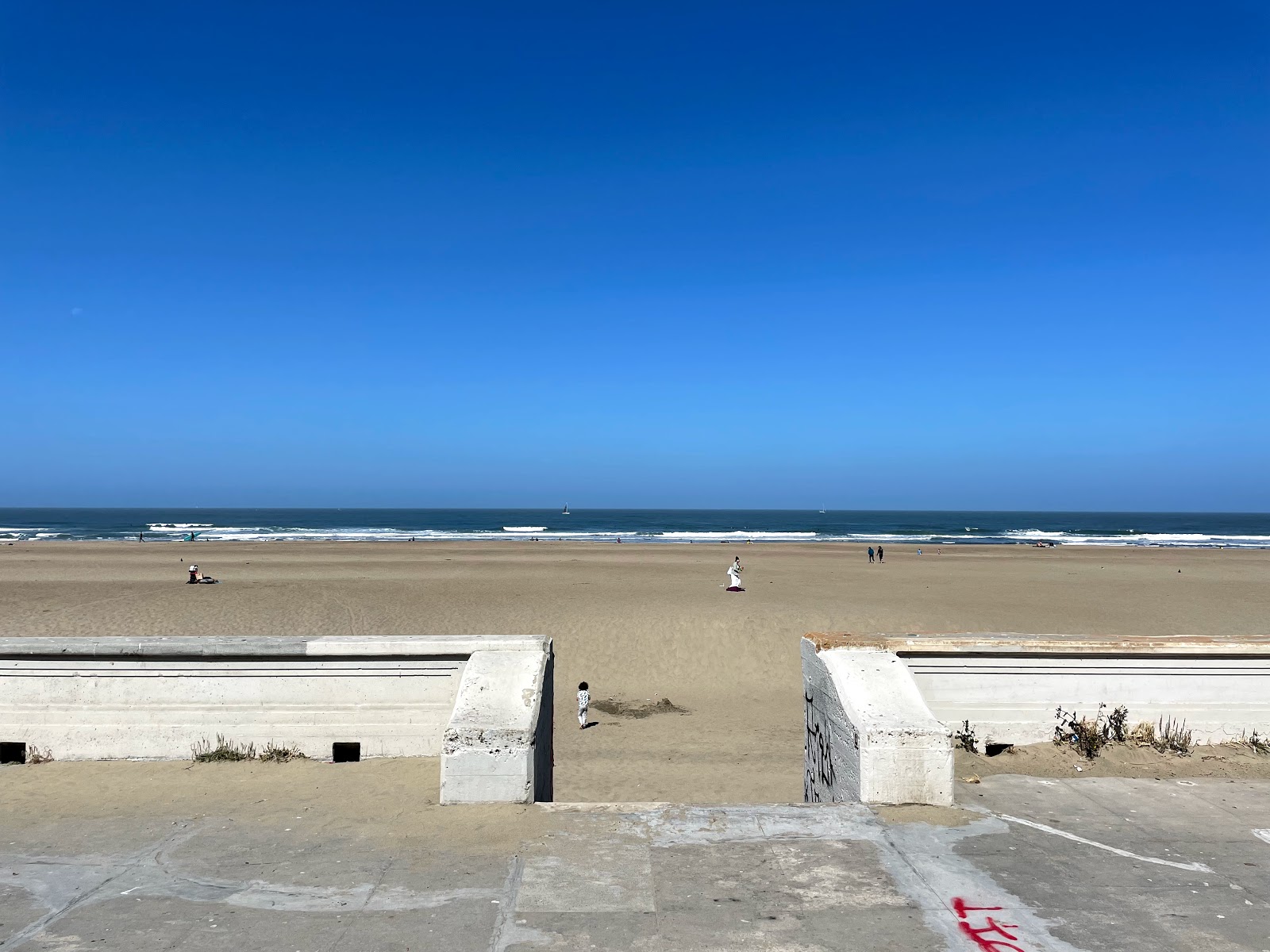 Foto av Ocean Beach III omgiven av klippor