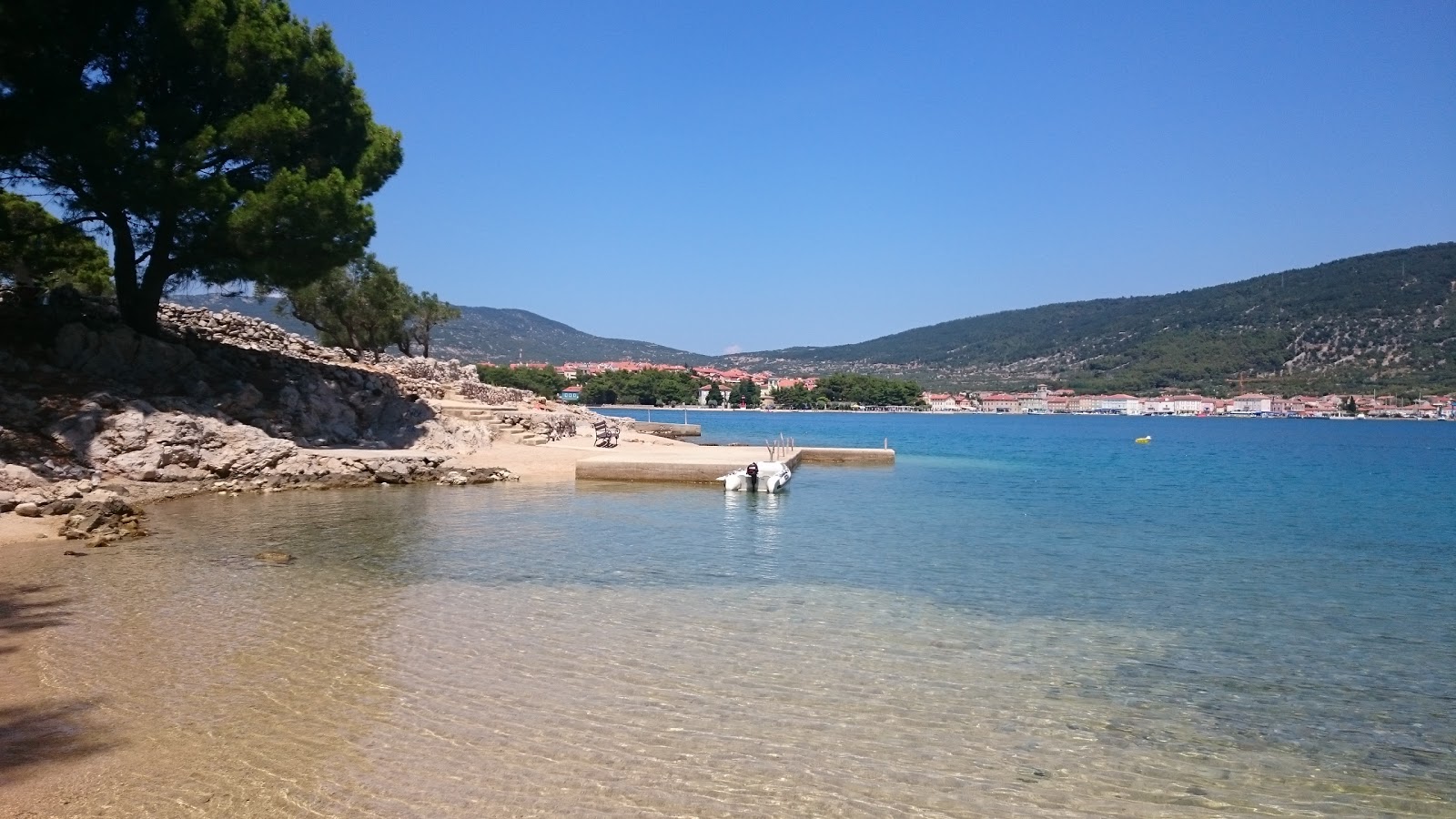 Zdjęcie Drazica beach z powierzchnią beżowe kamyki