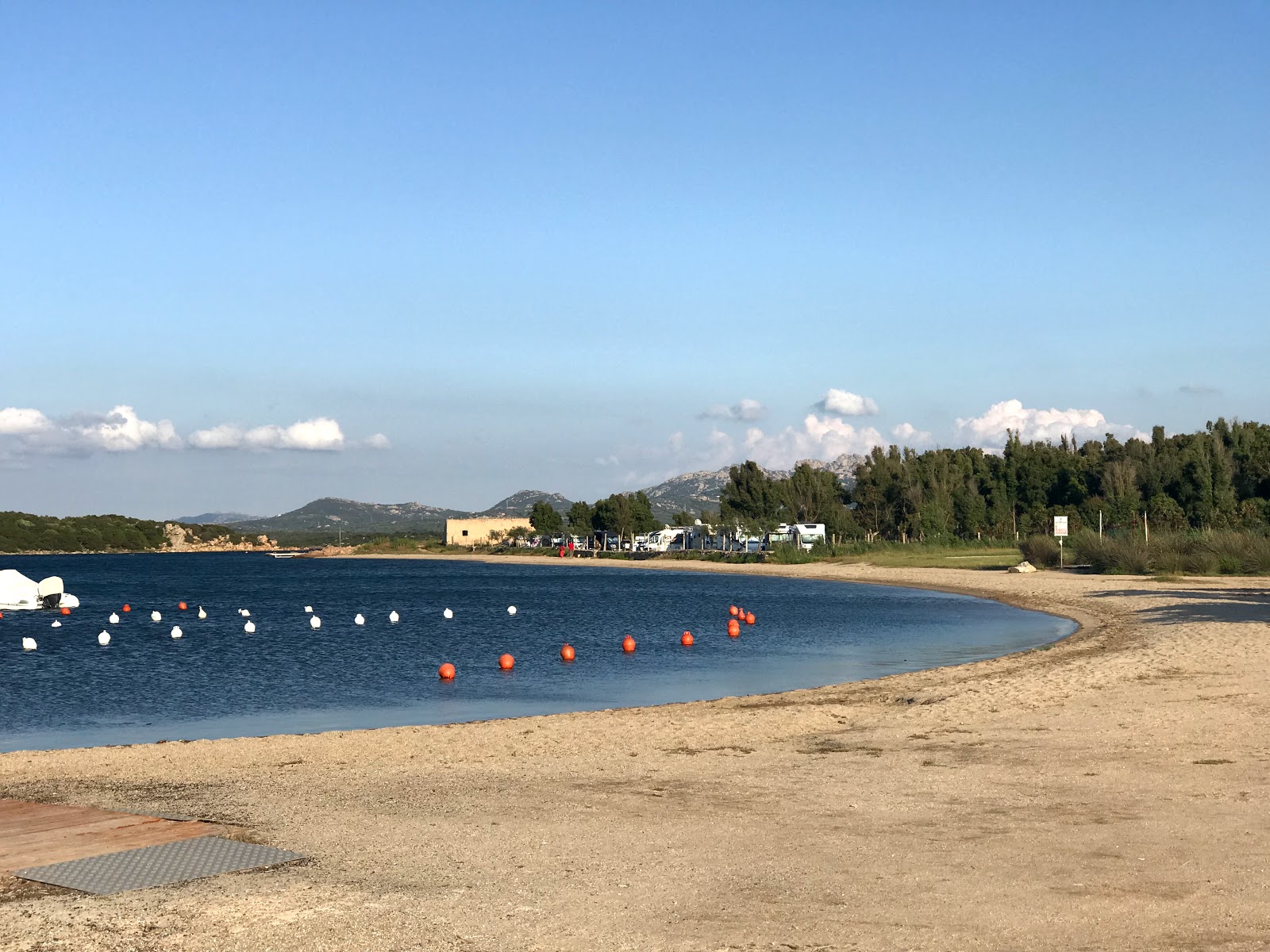Foto von Porto Pozzo beach mit beiger sand Oberfläche